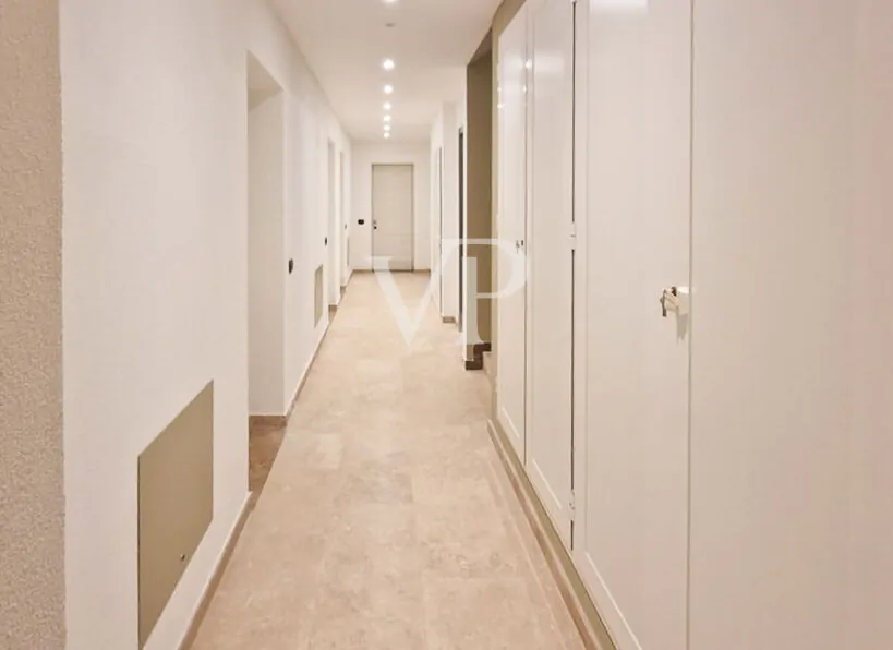 Prestige-Wohnung mit großem Privatgarten in begehrter Küstenlage