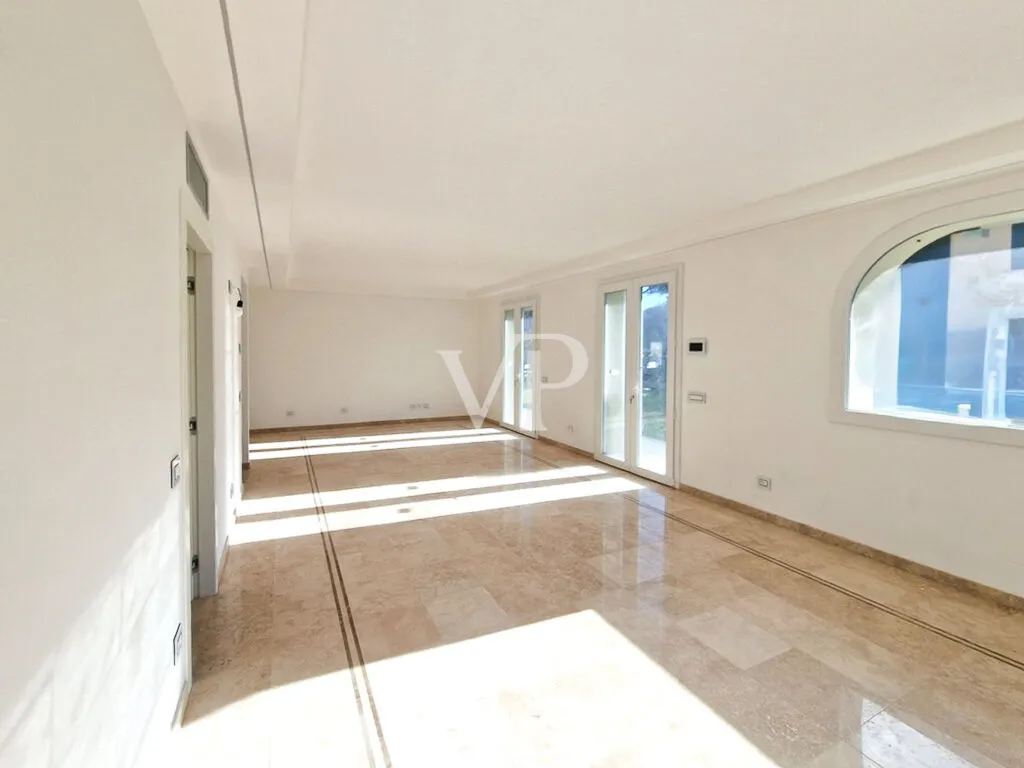 Appartamento di prestigio con ampio giardino privato in una delle zone costiere più ambite