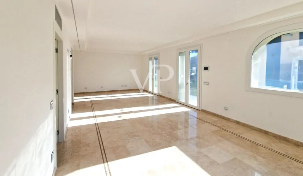 Prestige-Wohnung mit großem Privatgarten in begehrter Küstenlage