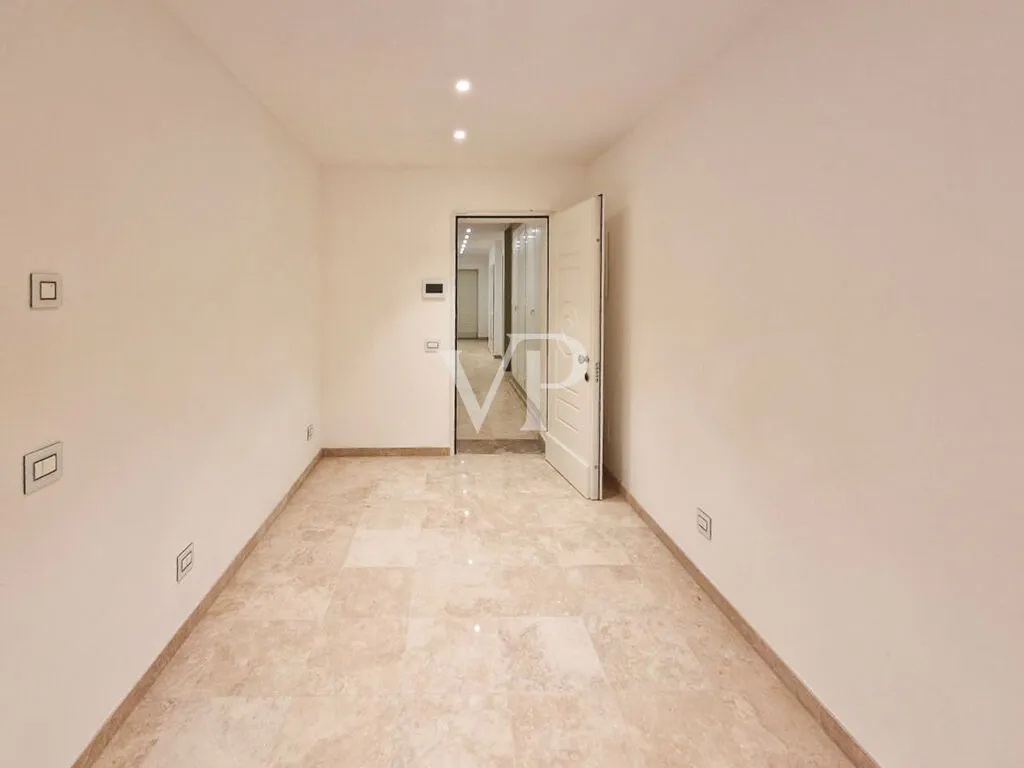 Appartamento di prestigio con ampio giardino privato in una delle zone costiere più ambite