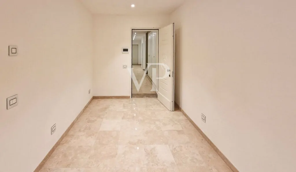 Prestige-Wohnung mit großem Privatgarten in begehrter Küstenlage