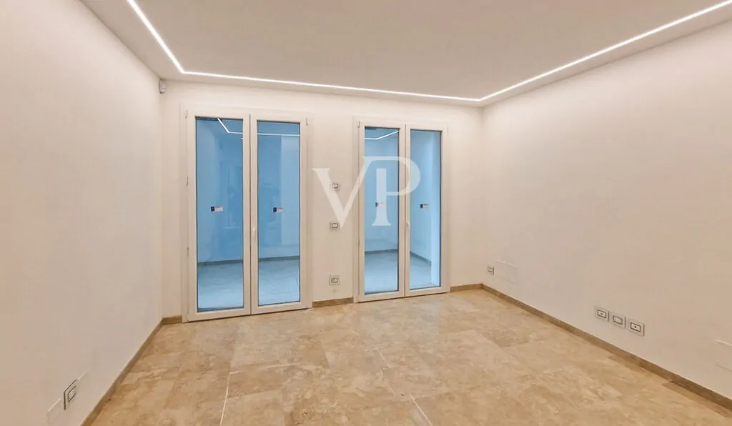 Prestige-Wohnung mit großem Privatgarten in begehrter Küstenlage