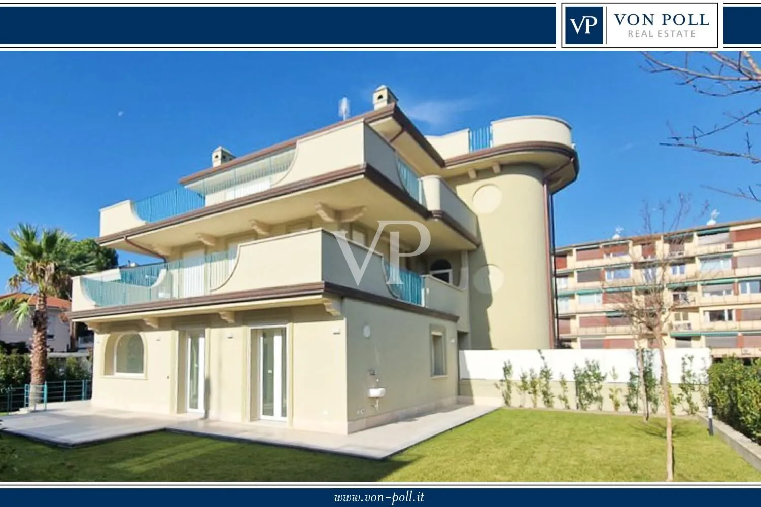 Appartamento di prestigio con ampio giardino privato in una delle zone costiere più ambite