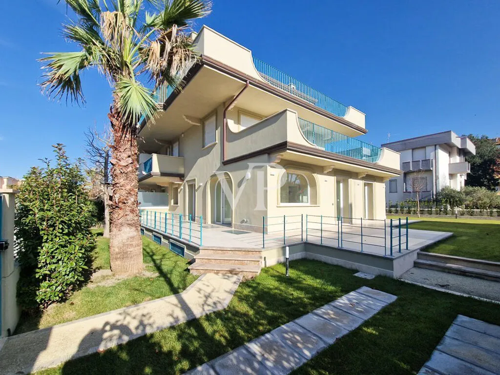 Appartamento di prestigio con ampio giardino privato in una delle zone costiere più ambite