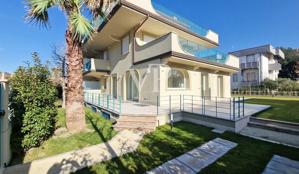 Prestige-Wohnung mit großem Privatgarten in begehrter Küstenlage