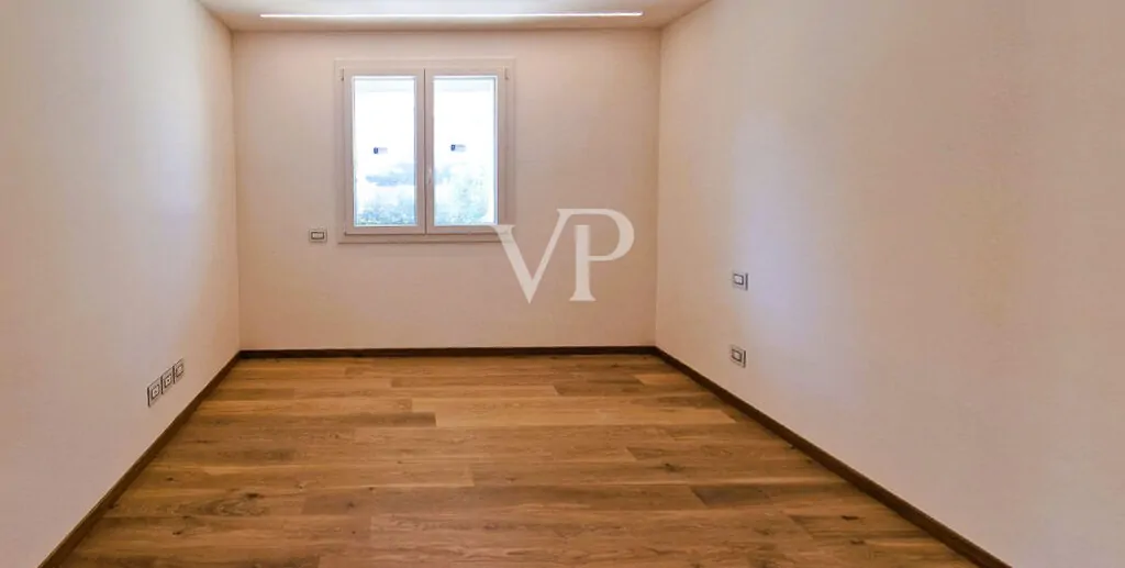 Prestige-Wohnung mit großem Privatgarten in begehrter Küstenlage