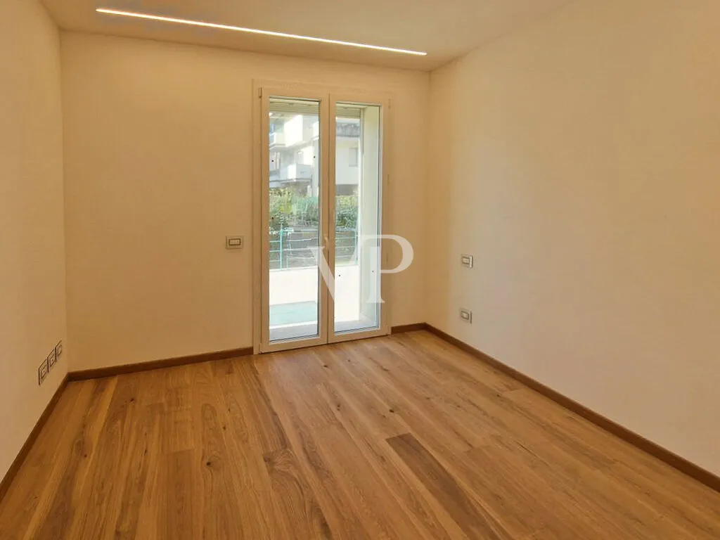 Appartamento di prestigio con ampio giardino privato in una delle zone costiere più ambite