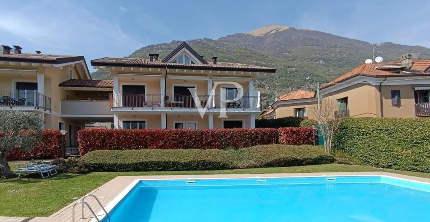 Repräsentative Zwei-Zimmer-Wohnung mit Schwimmbad in der Nähe des Sees