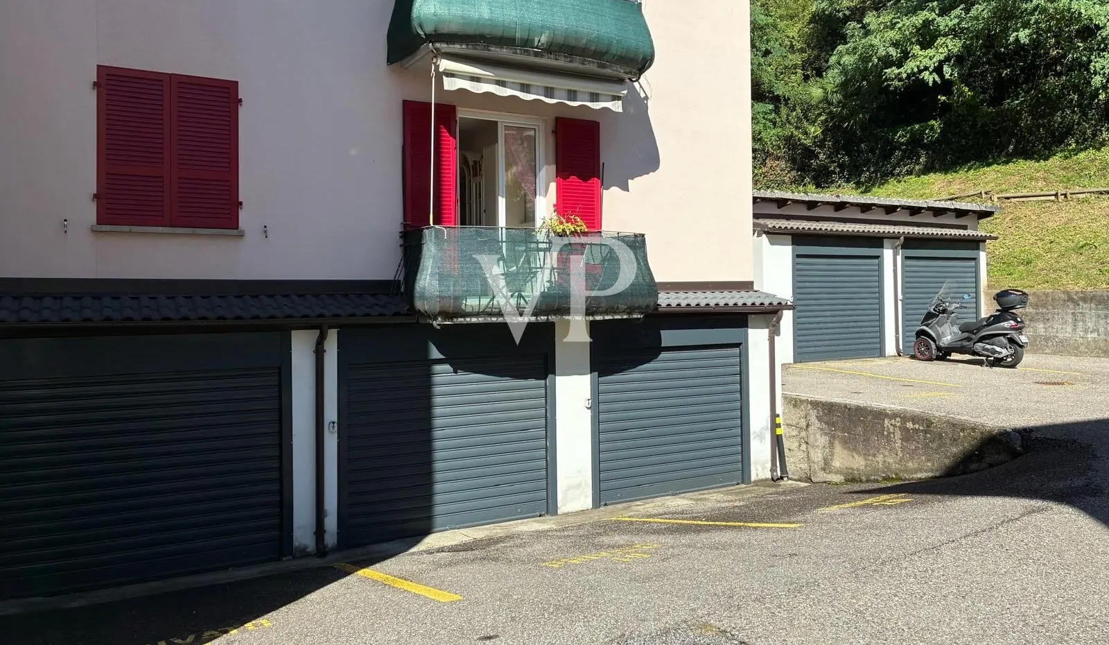 Immeuble attrayant au rez-de-chaussée, parfaitement entretenu et loué