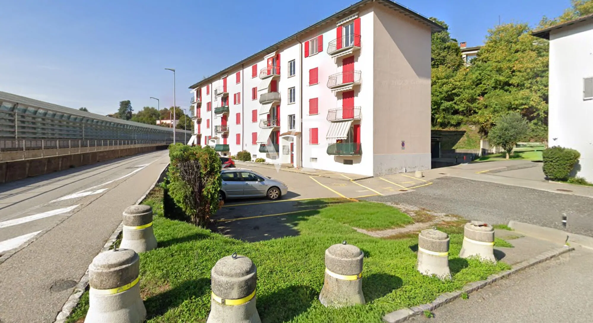 Immeuble attrayant au rez-de-chaussée, parfaitement entretenu et loué