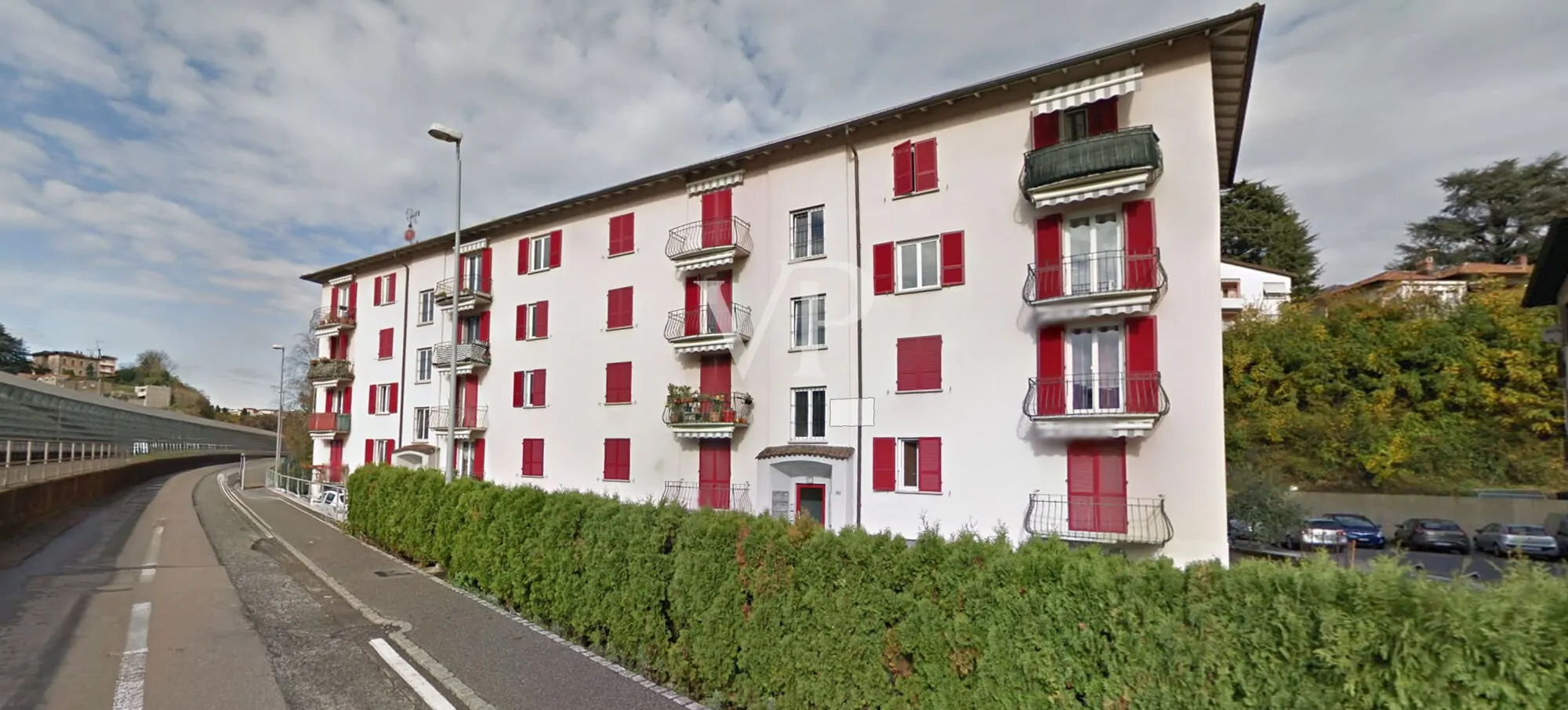 Immeuble attrayant au rez-de-chaussée, parfaitement entretenu et loué