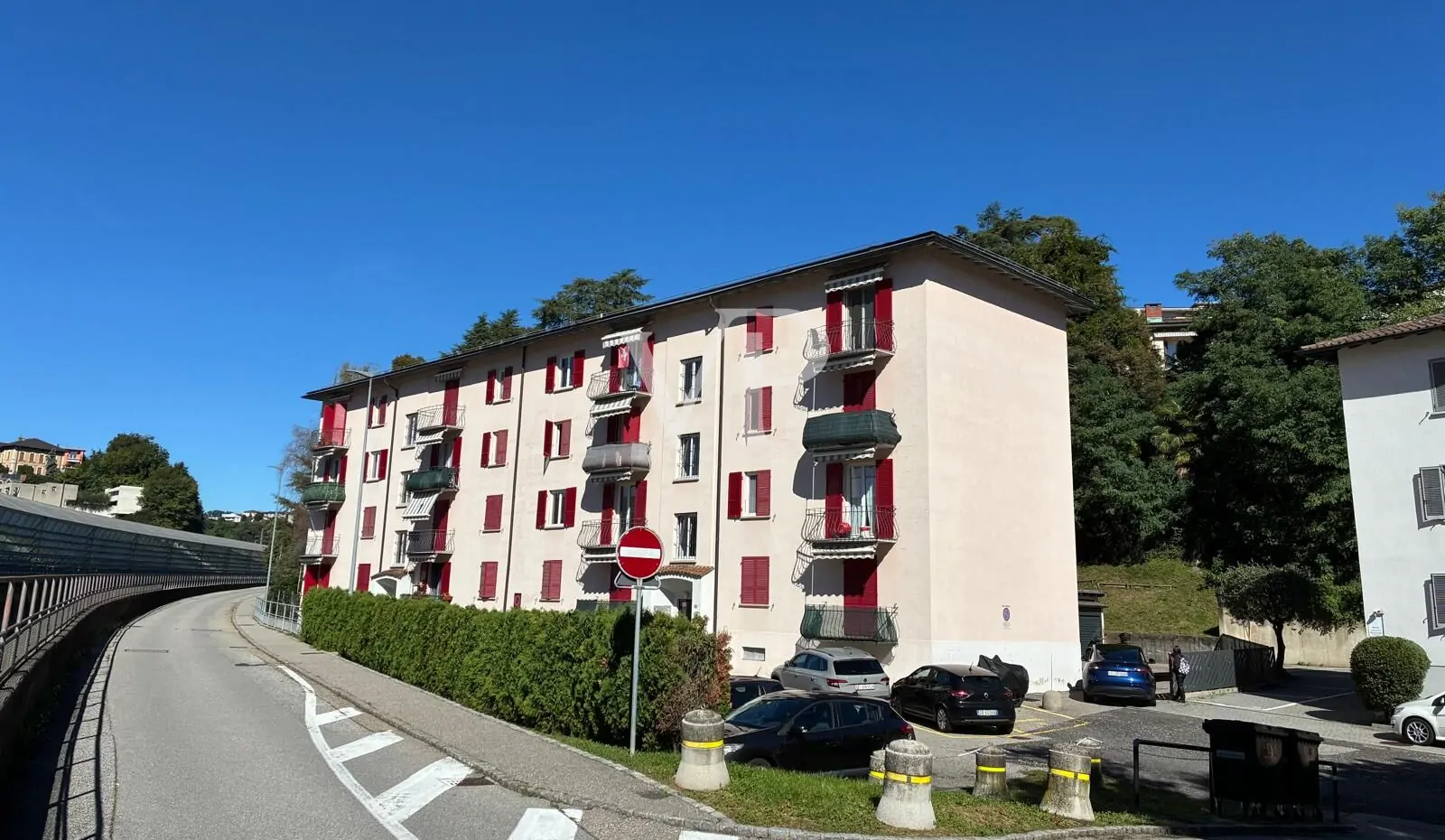 Immeuble attrayant au rez-de-chaussée, parfaitement entretenu et loué