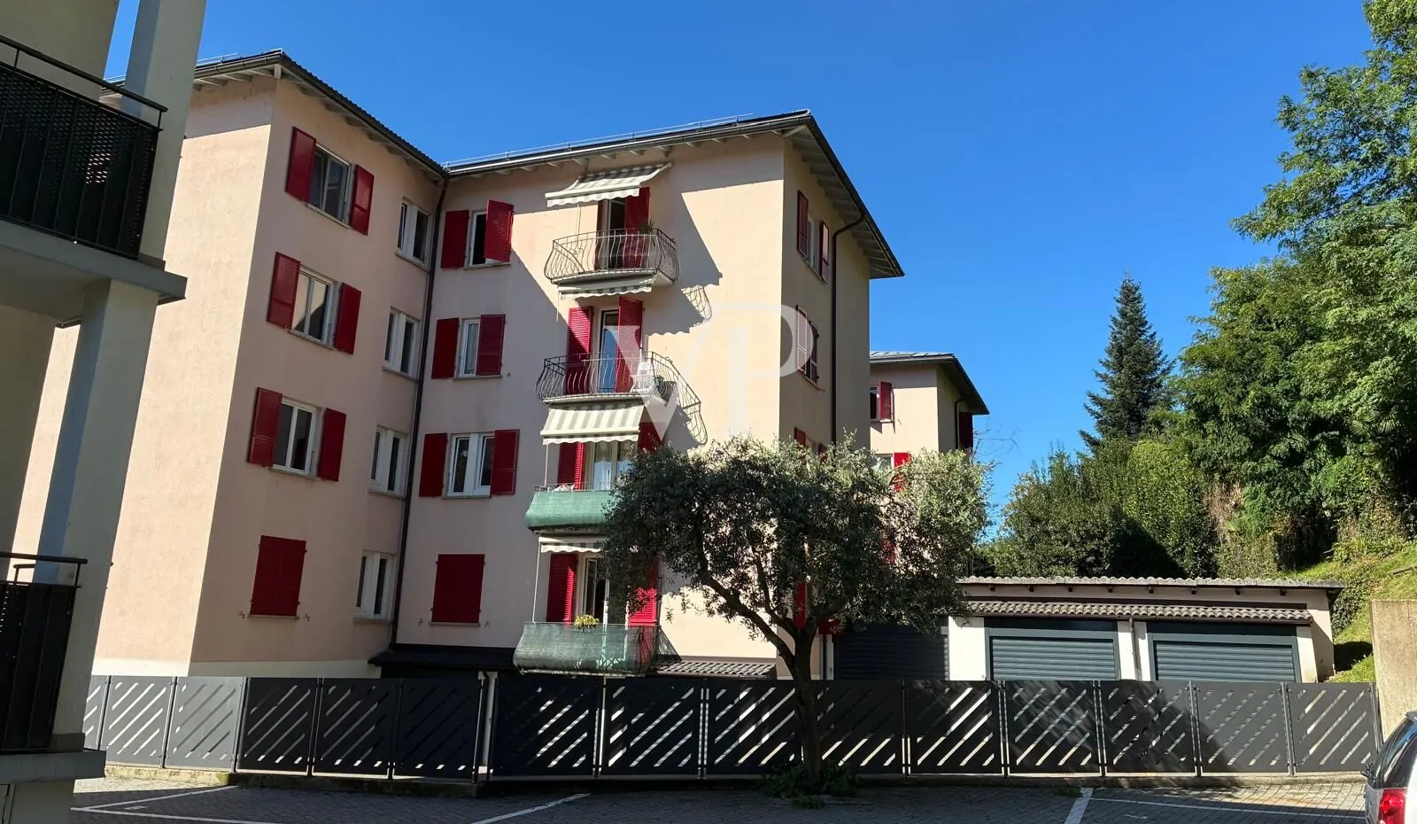 Immeuble attrayant au rez-de-chaussée, parfaitement entretenu et loué