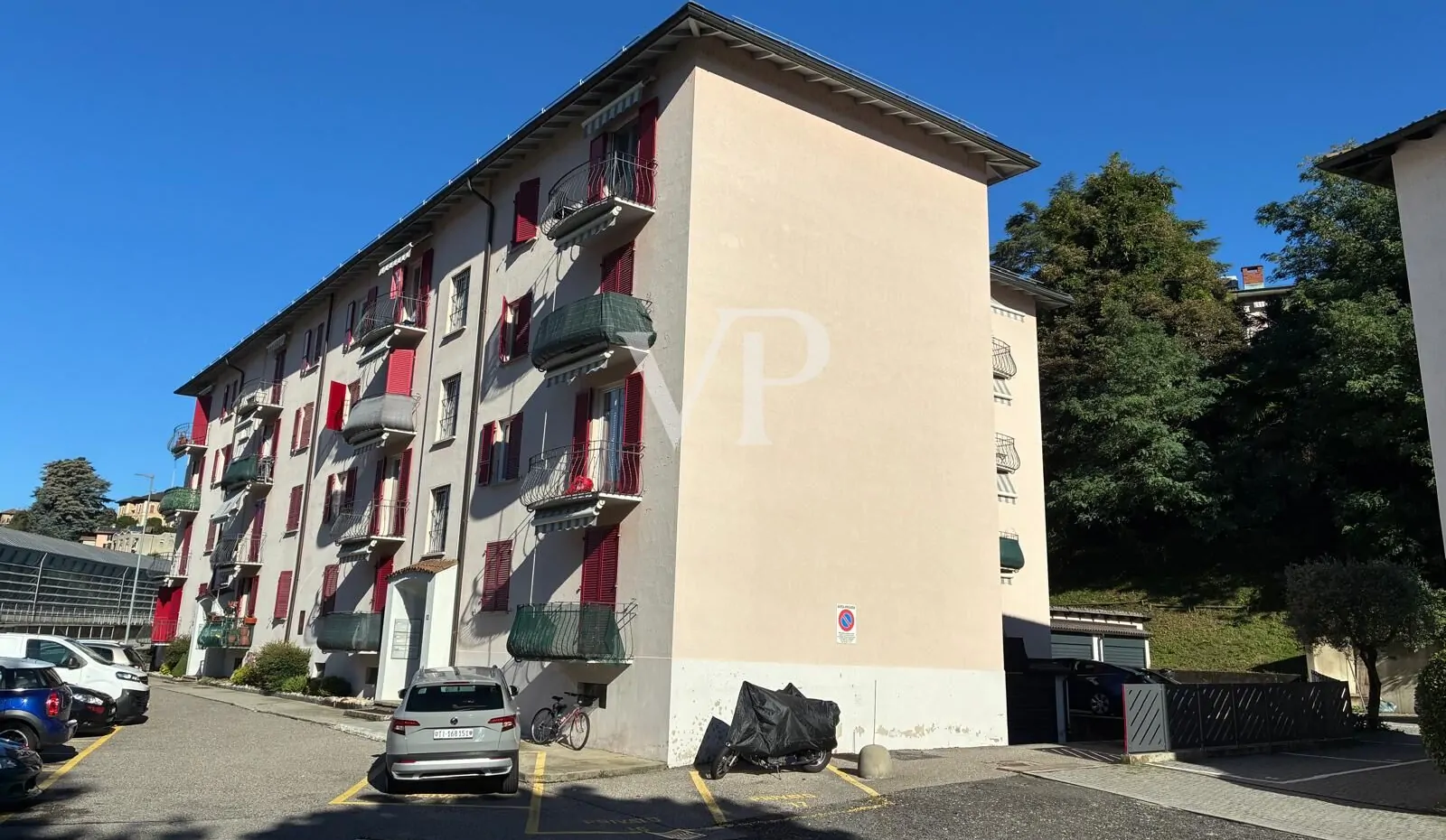 Interesting sky-land building perfectly maintained and leased