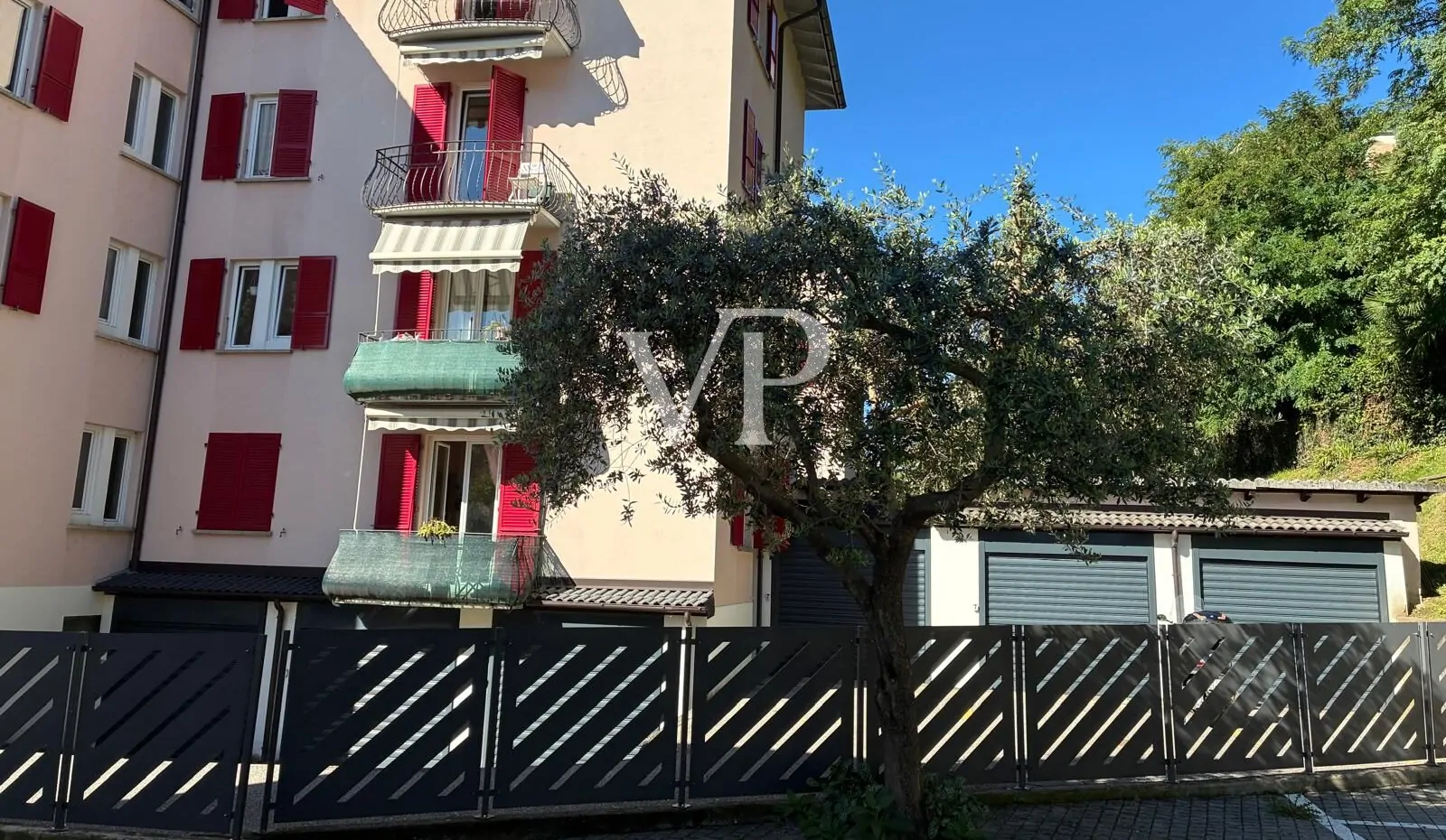 Interesting sky-land building perfectly maintained and leased