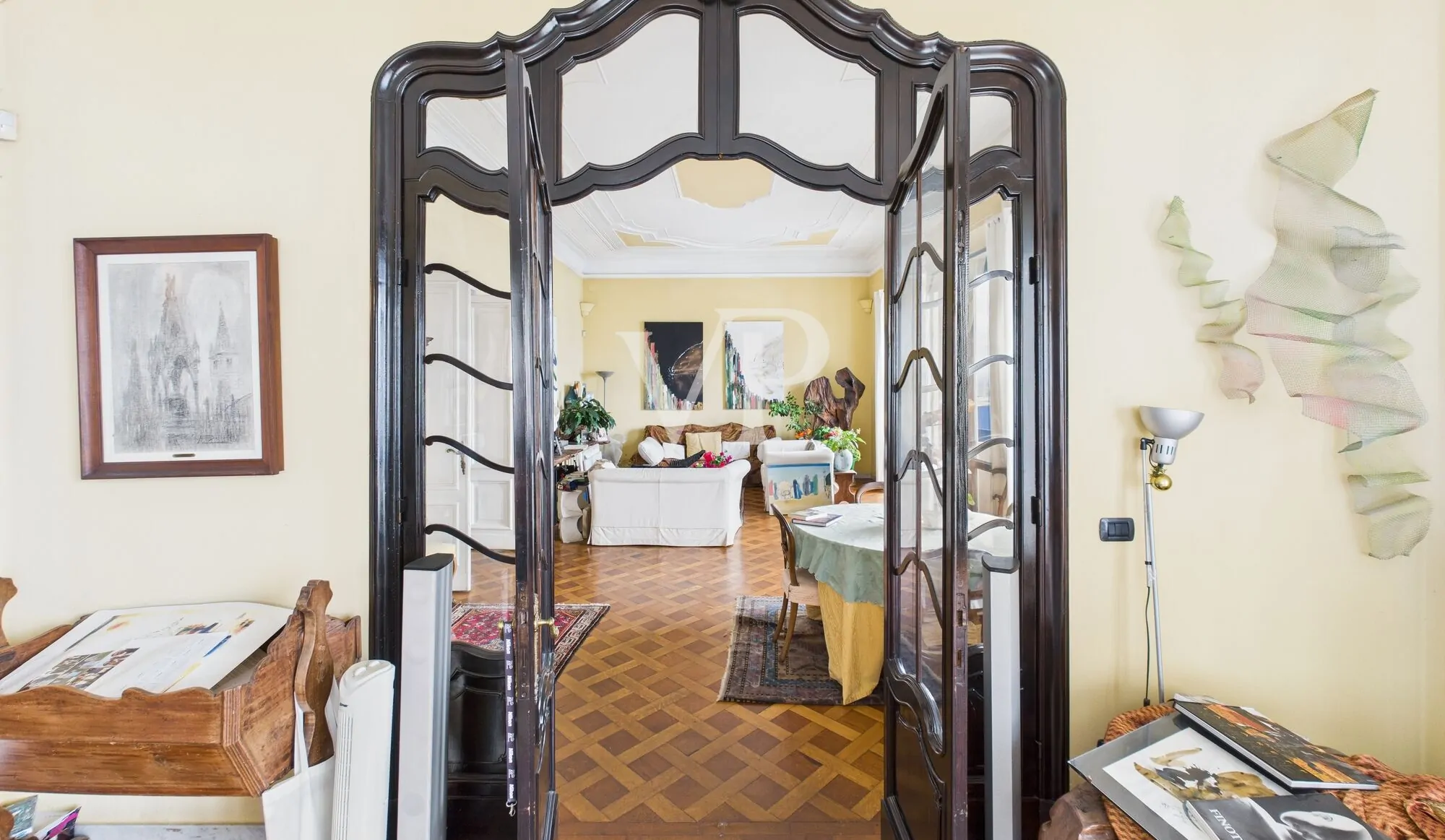 Porta tra i due saloni