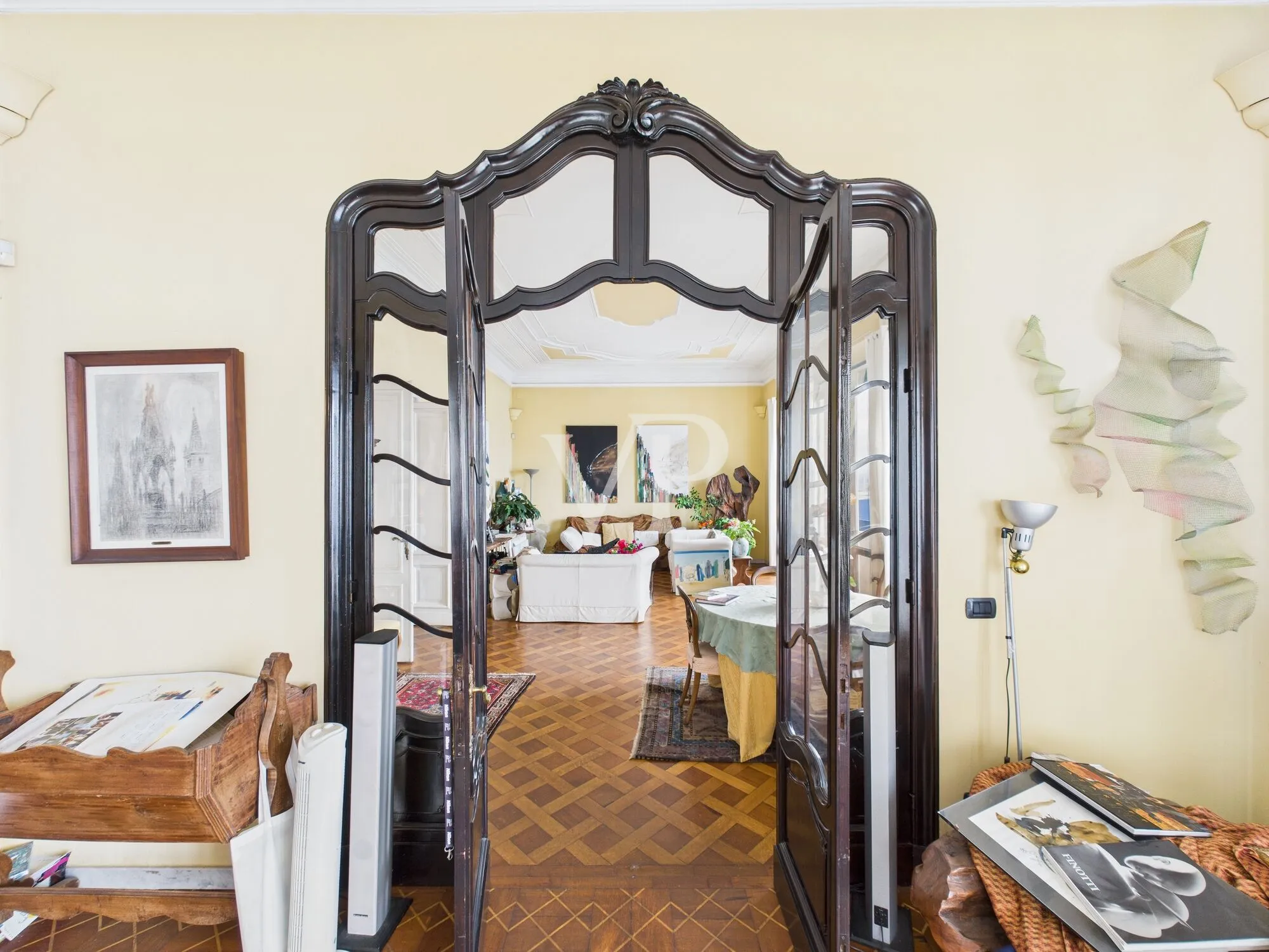 Porta tra i due saloni