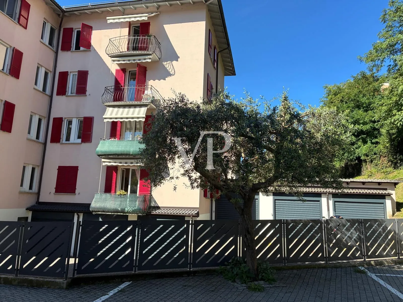 Interesting sky-land building perfectly maintained and leased