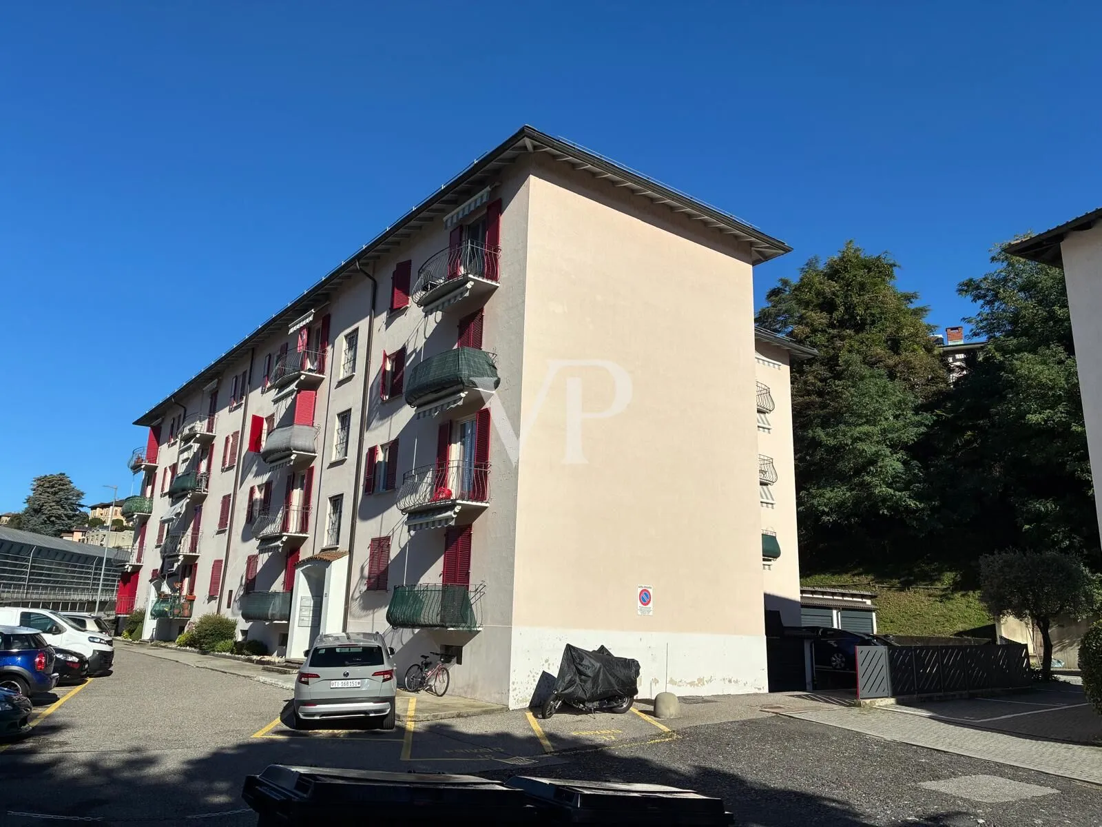 Interesting sky-land building perfectly maintained and leased