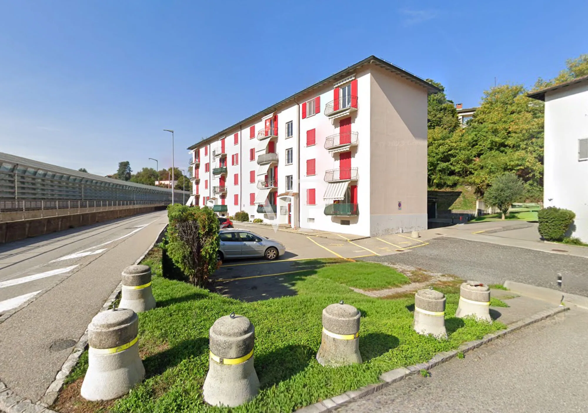 Interesting sky-land building perfectly maintained and leased