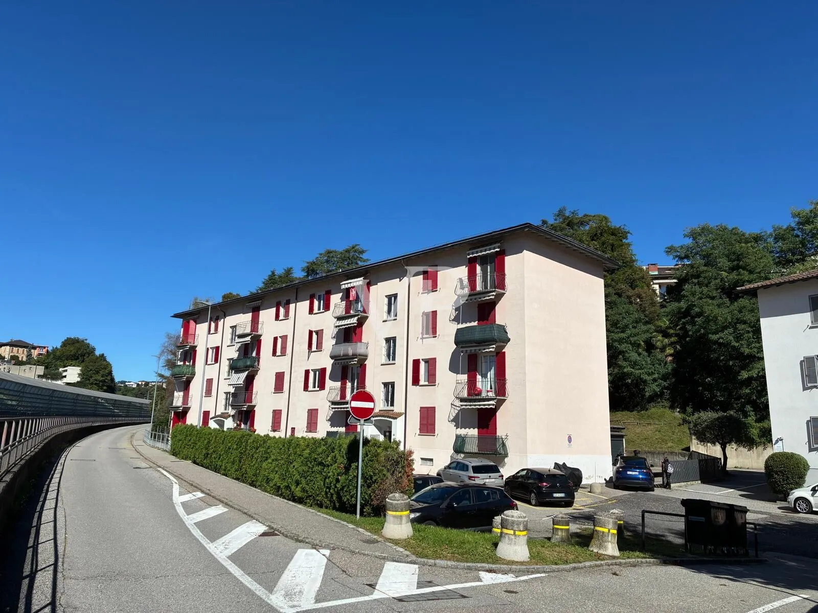 Interesting sky-land building perfectly maintained and leased