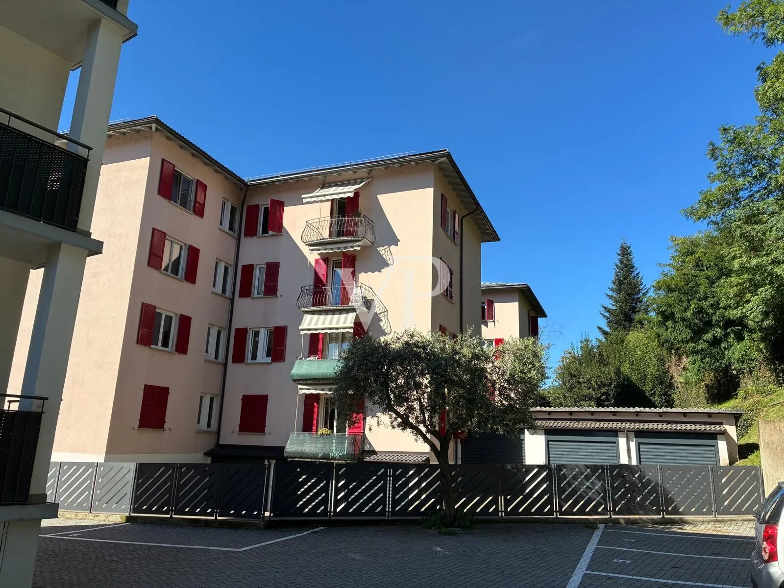 Interesting sky-land building perfectly maintained and leased