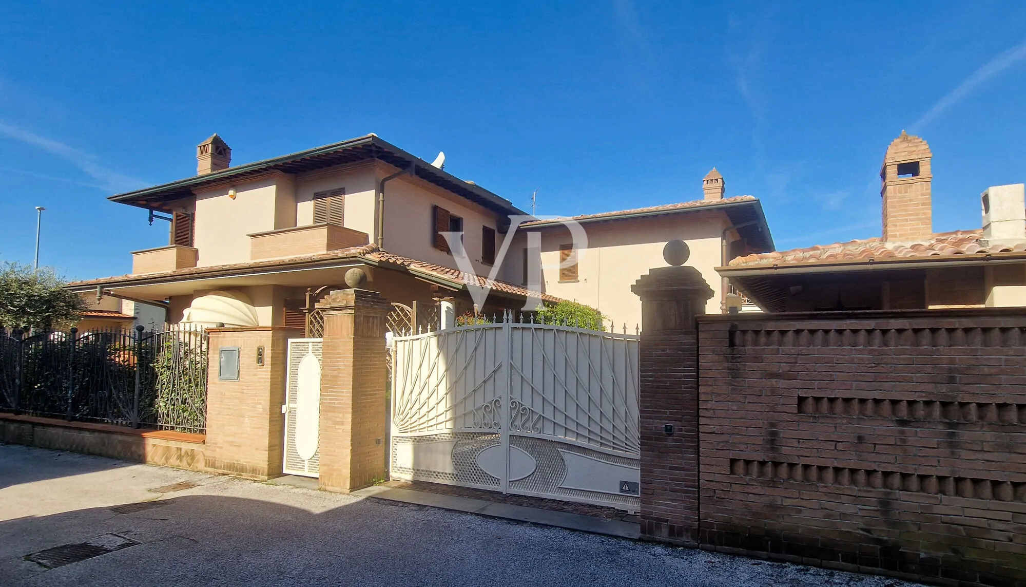 Exklusive Villa mit Wellnessbereich und Taverne in Torre del Lago Puccini