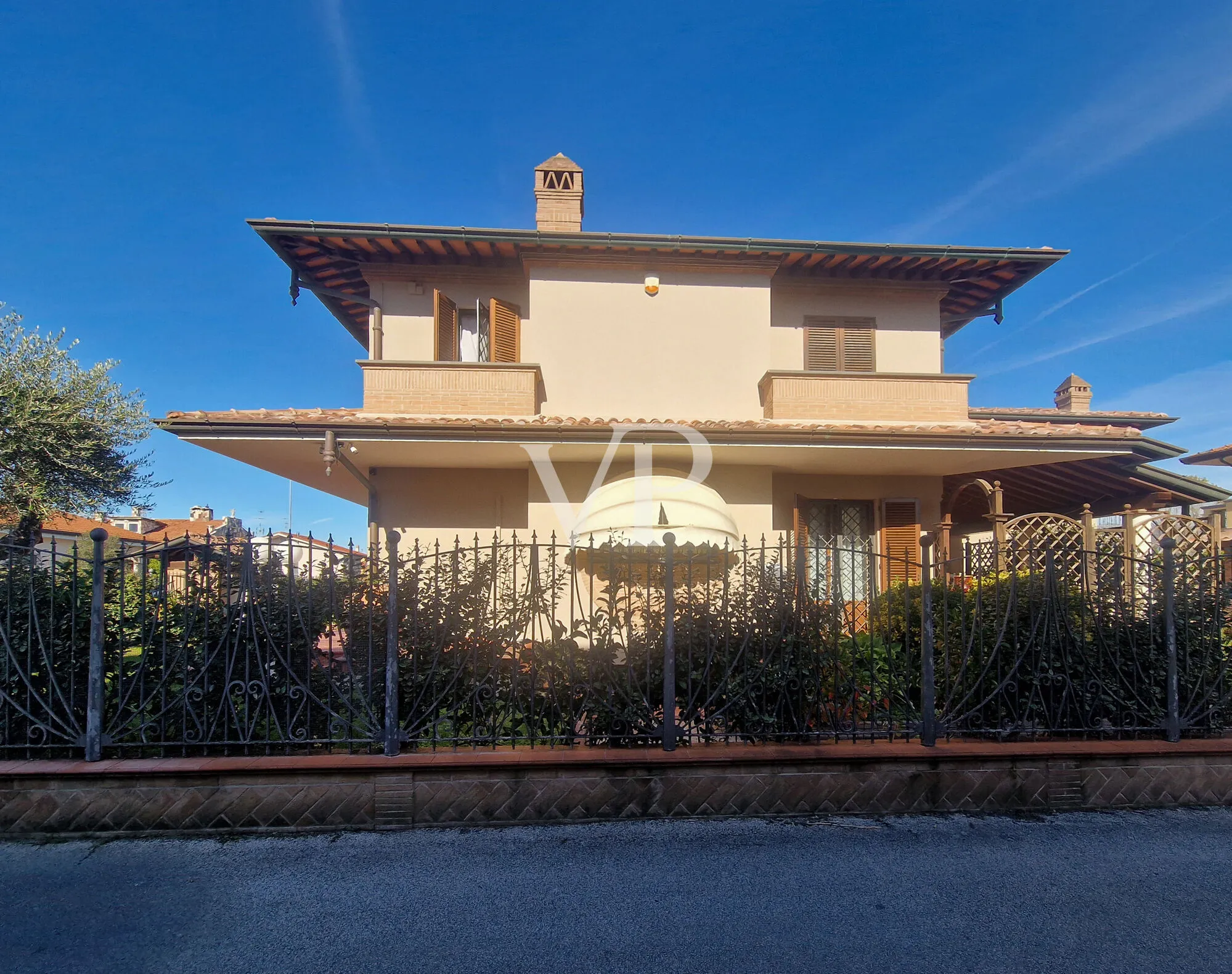 Exklusive Villa mit Wellnessbereich und Taverne in Torre del Lago Puccini