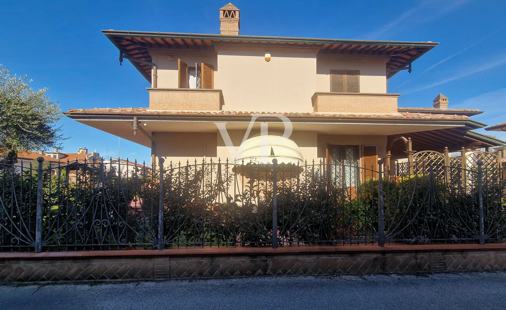 Exklusive Villa mit Wellnessbereich und Taverne in Torre del Lago Puccini