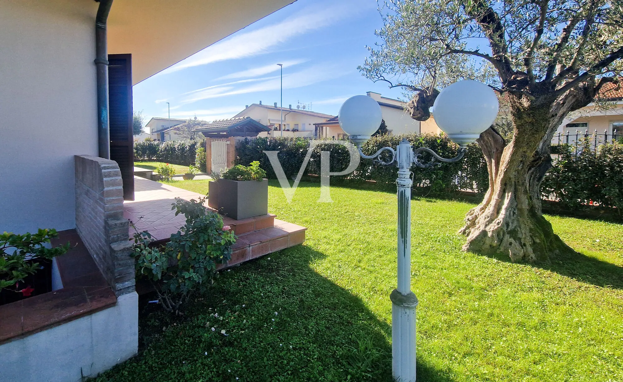 Exklusive Villa mit Wellnessbereich und Taverne in Torre del Lago Puccini