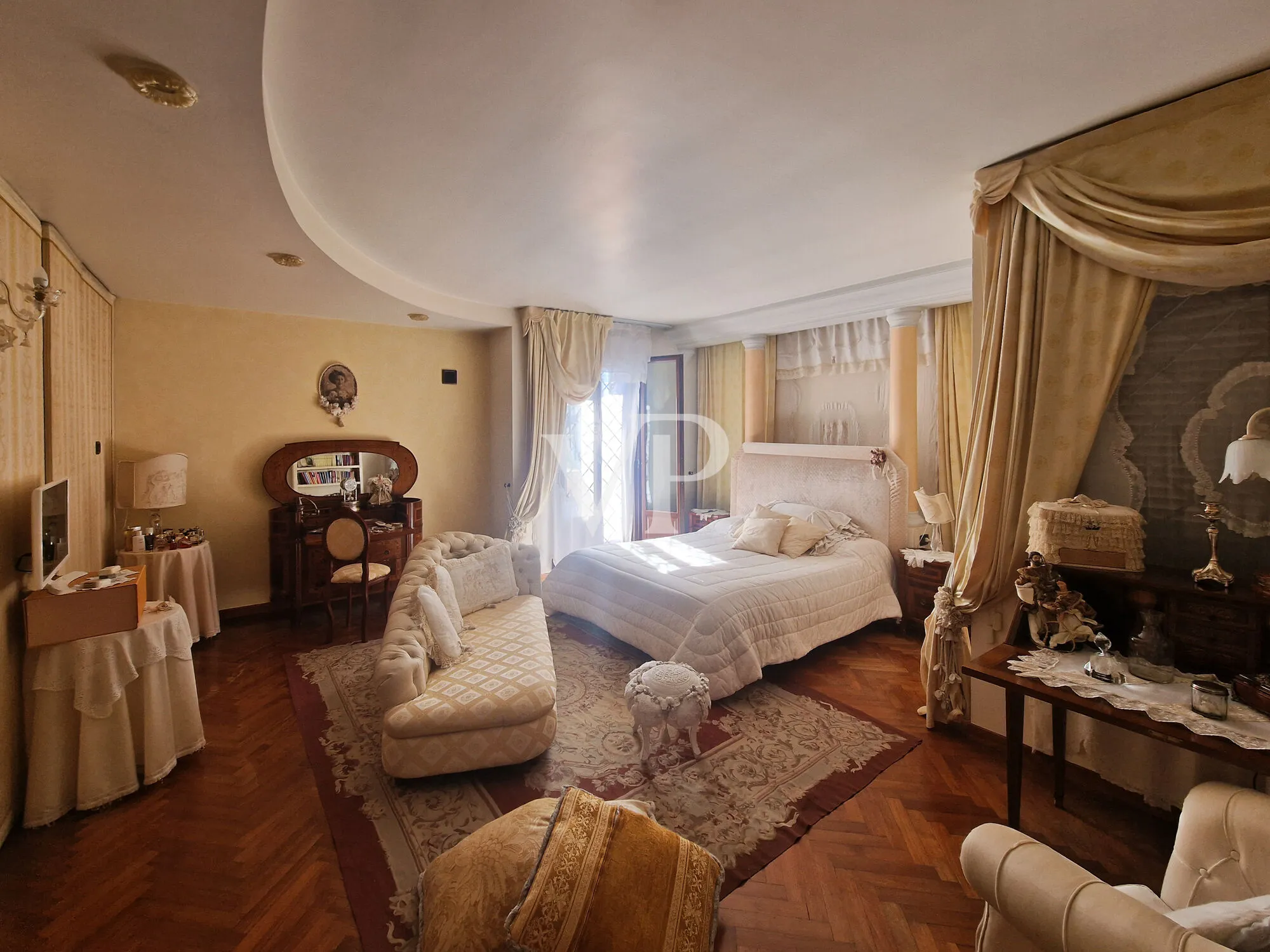 Exklusive Villa mit Wellnessbereich und Taverne in Torre del Lago Puccini