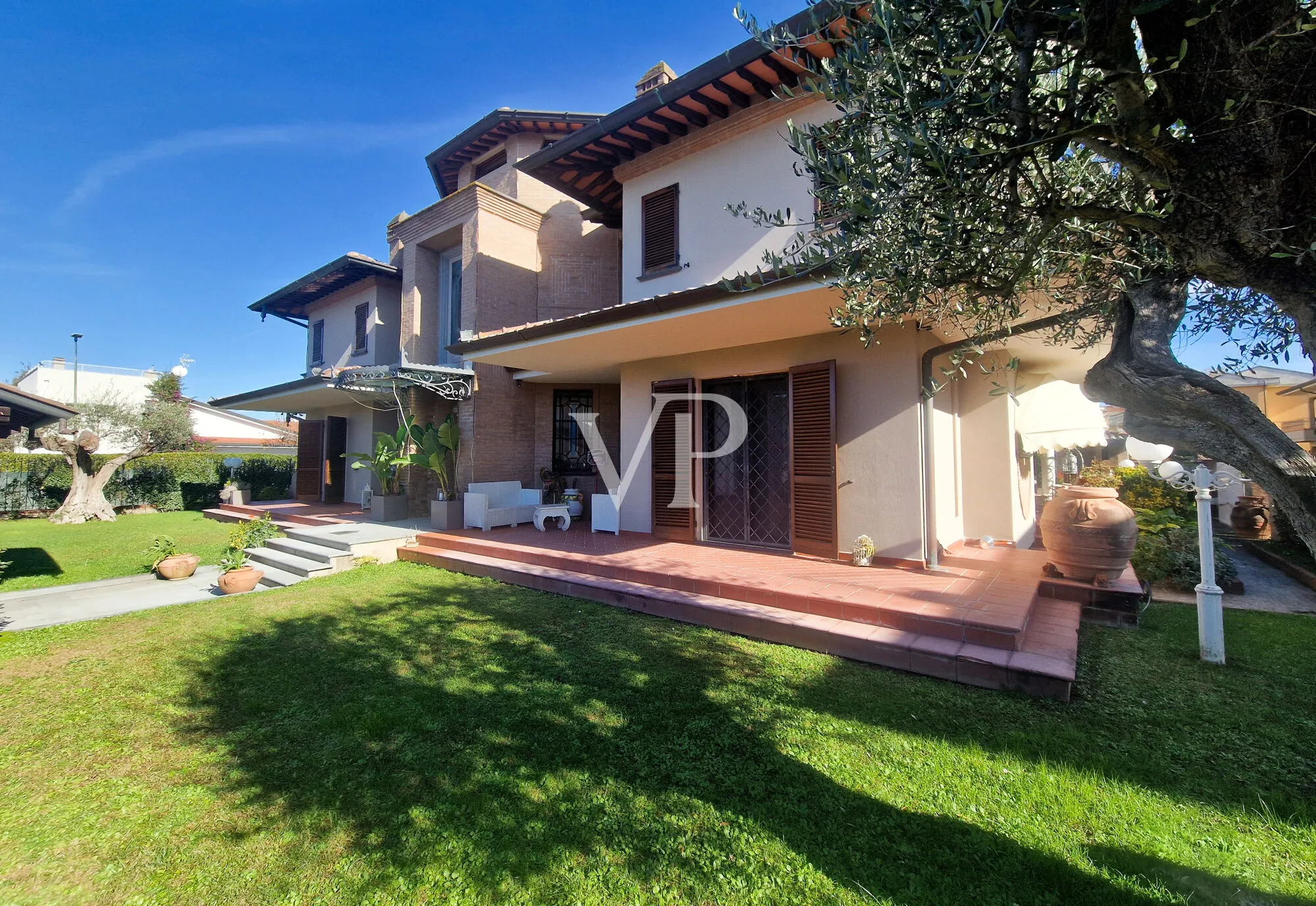 Exklusive Villa mit Wellnessbereich und Taverne in Torre del Lago Puccini