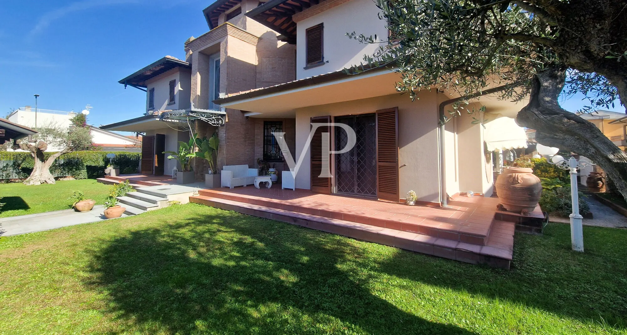 Exklusive Villa mit Wellnessbereich und Taverne in Torre del Lago Puccini