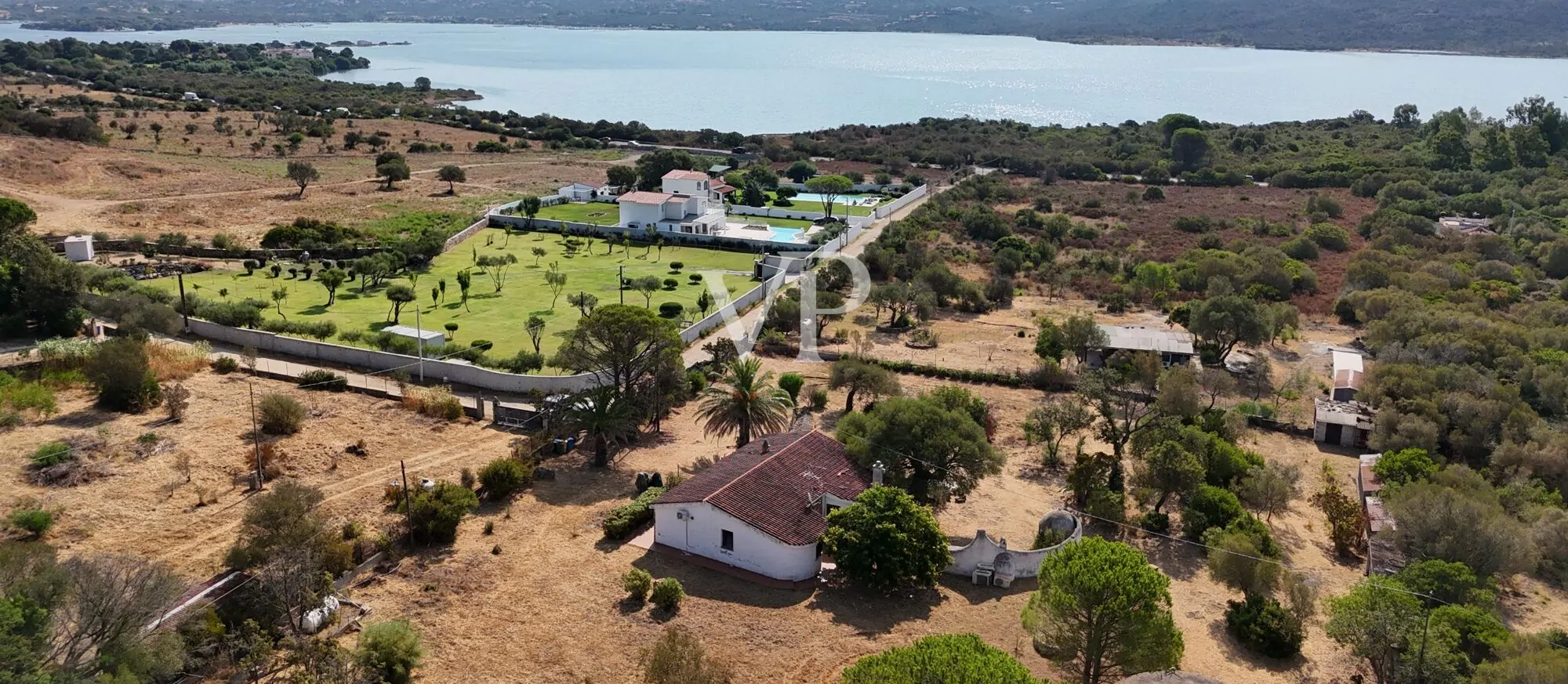 Villa mit Nebengebäude und Schwimmbad in der Nähe des Meeres