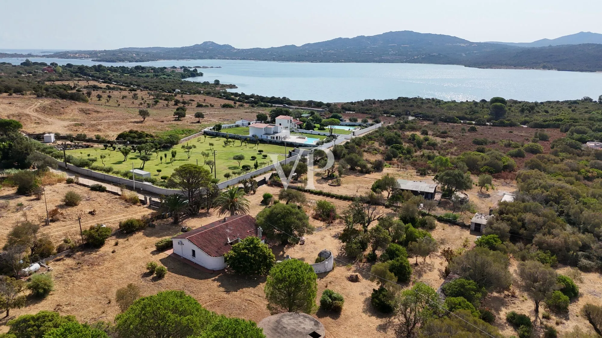 Villa con dependance e piscina a due passi dal mare