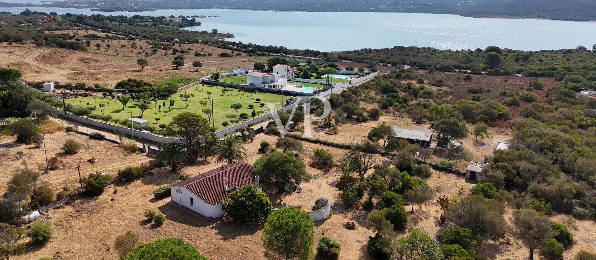 Villa mit Nebengebäude und Schwimmbad in der Nähe des Meeres