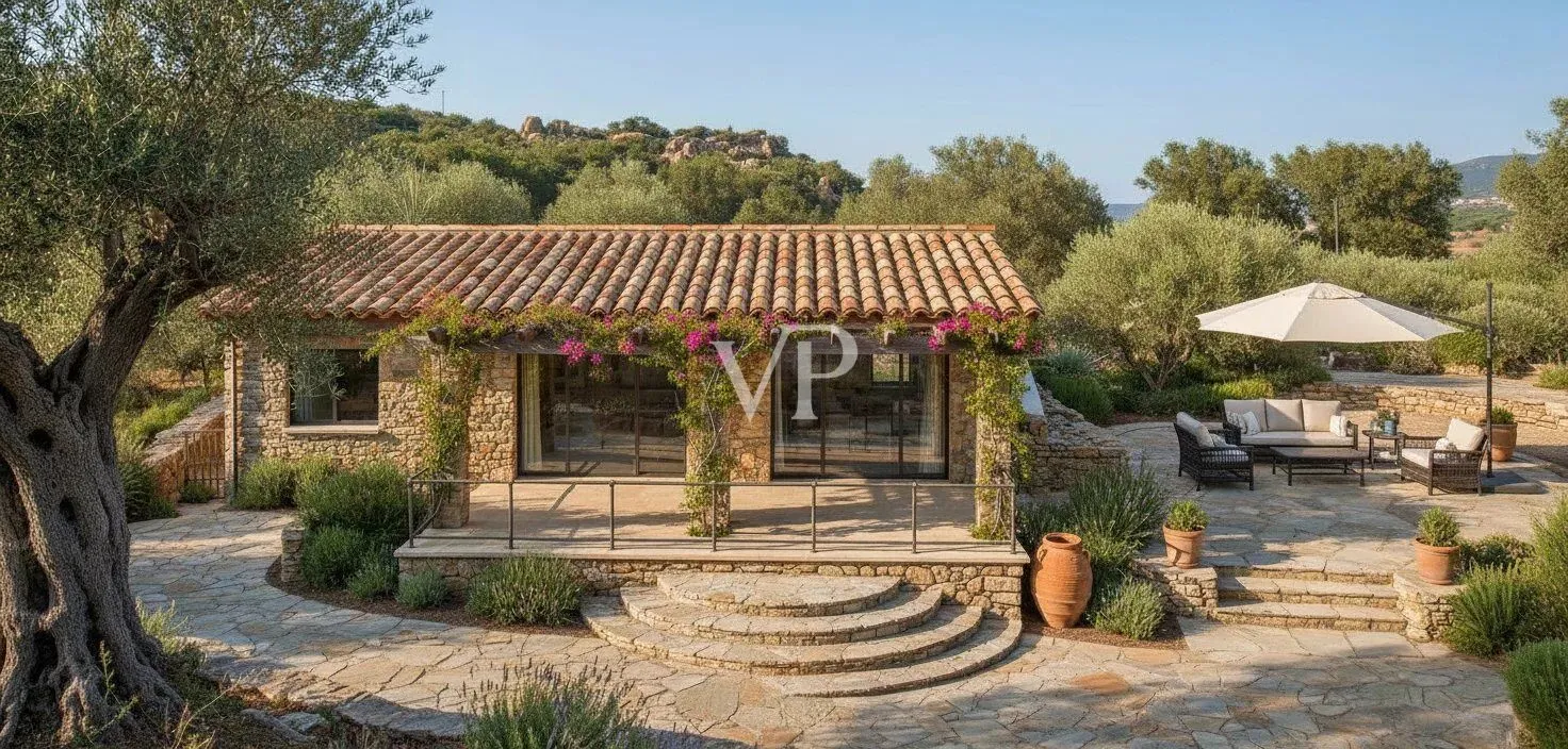 Villa con dependance e piscina a due passi dal mare