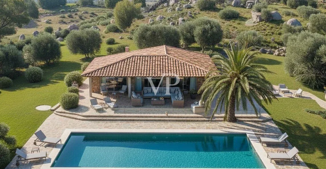 Villa con dependance e piscina a due passi dal mare