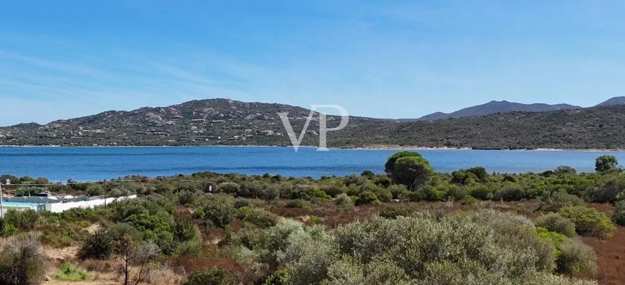 Villa mit Nebengebäude und Schwimmbad in der Nähe des Meeres