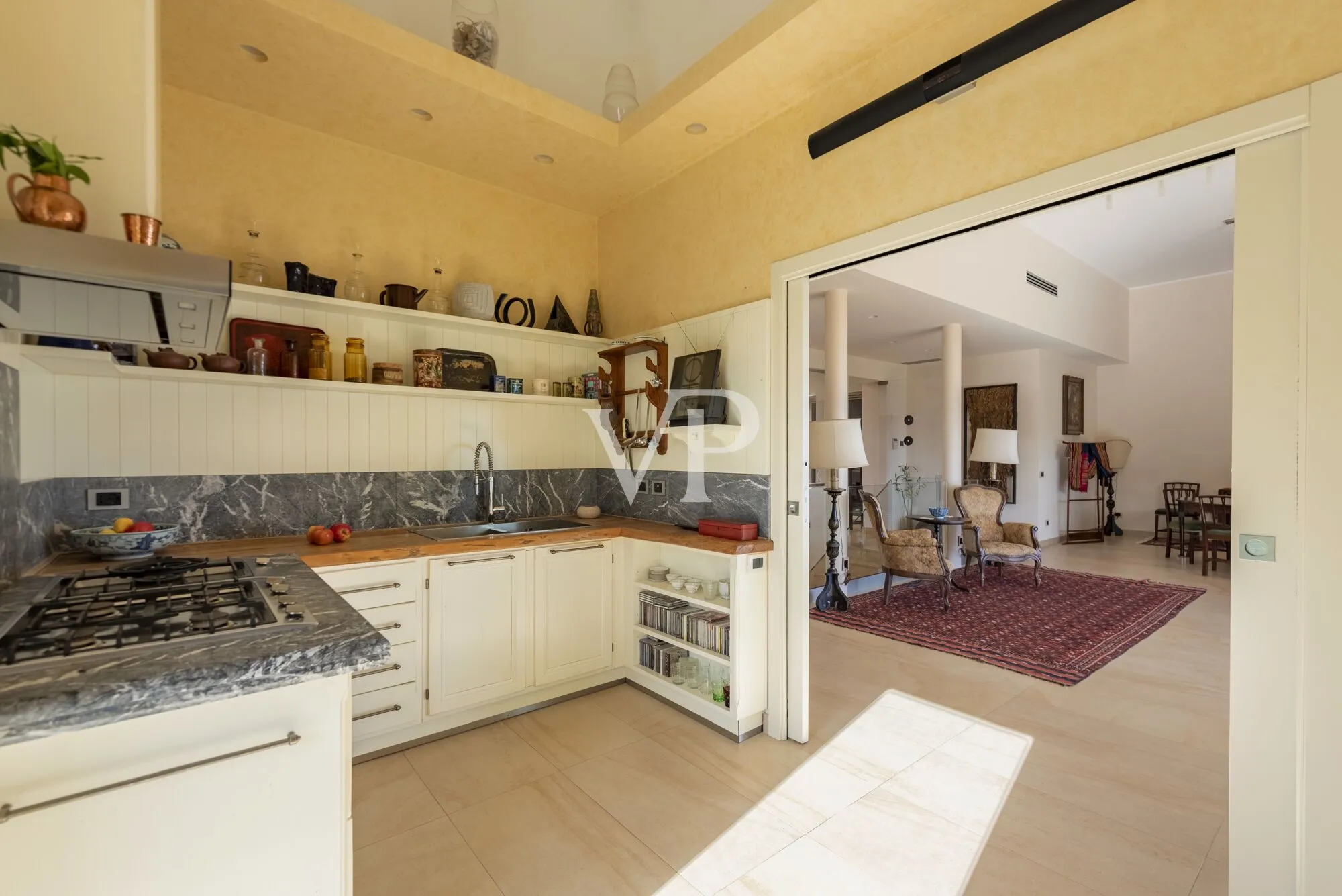 Cucina al primo piano con vista su sala