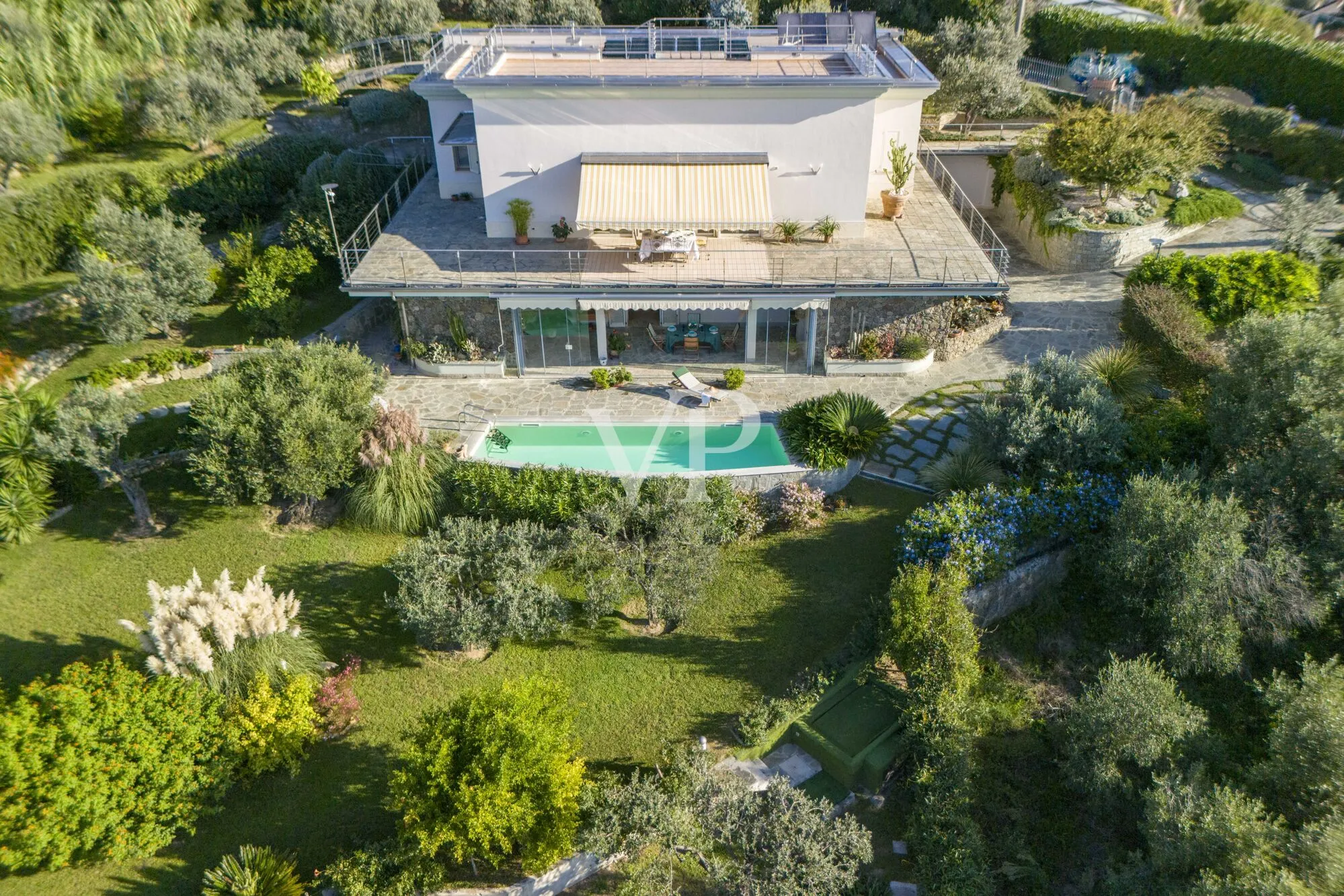 Villa con giardino e piscina