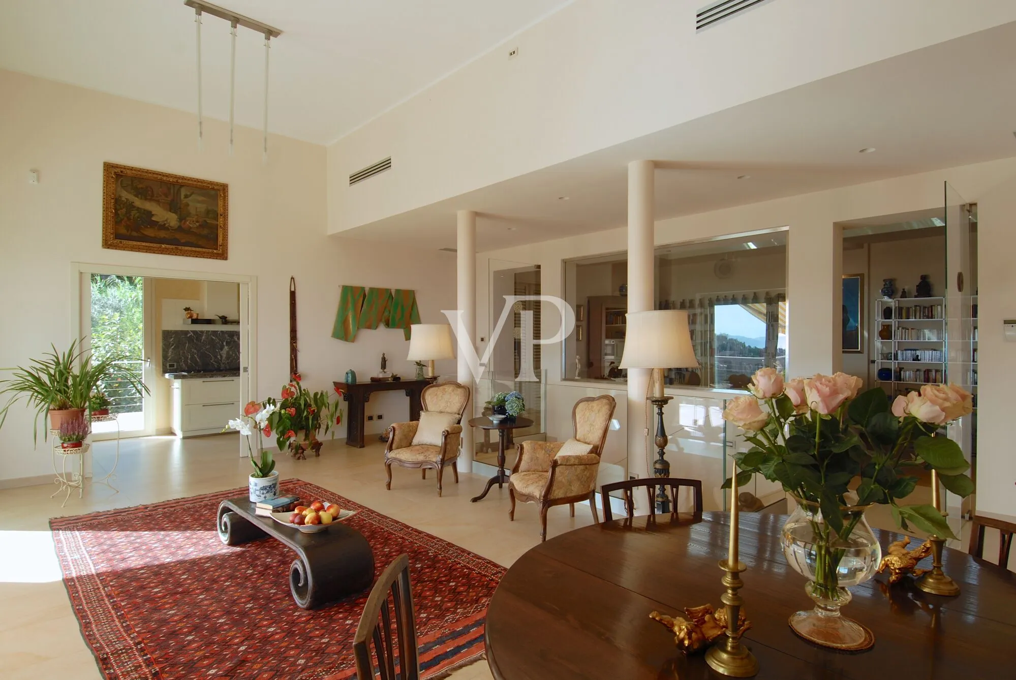 Salone con ingresso cucina