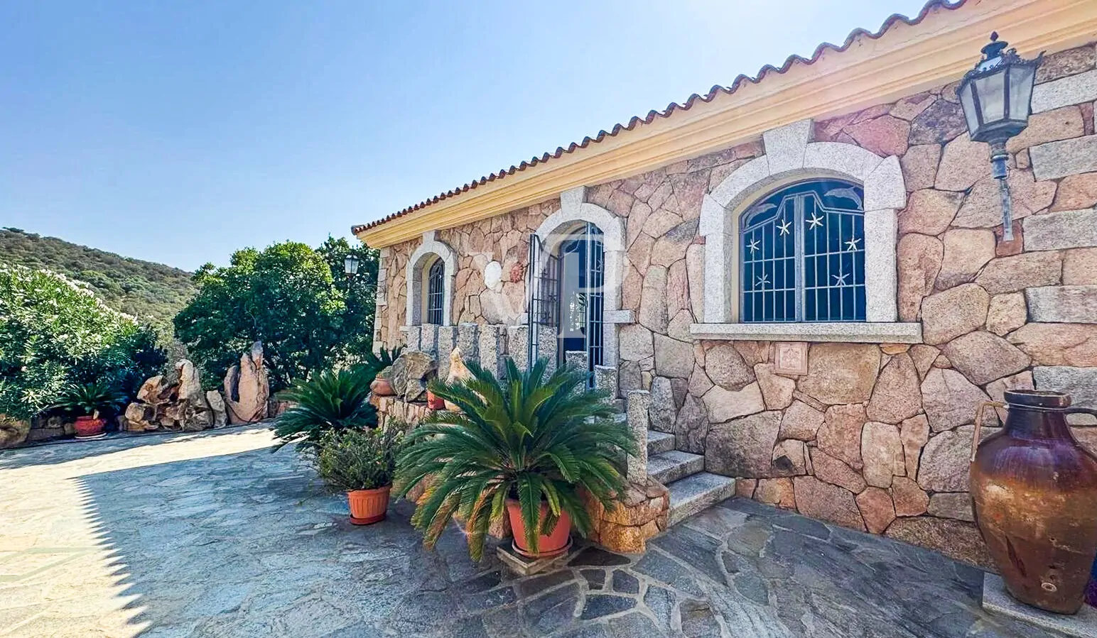 Natursteinvilla in Cugnana mit großen mediterranen Flächen