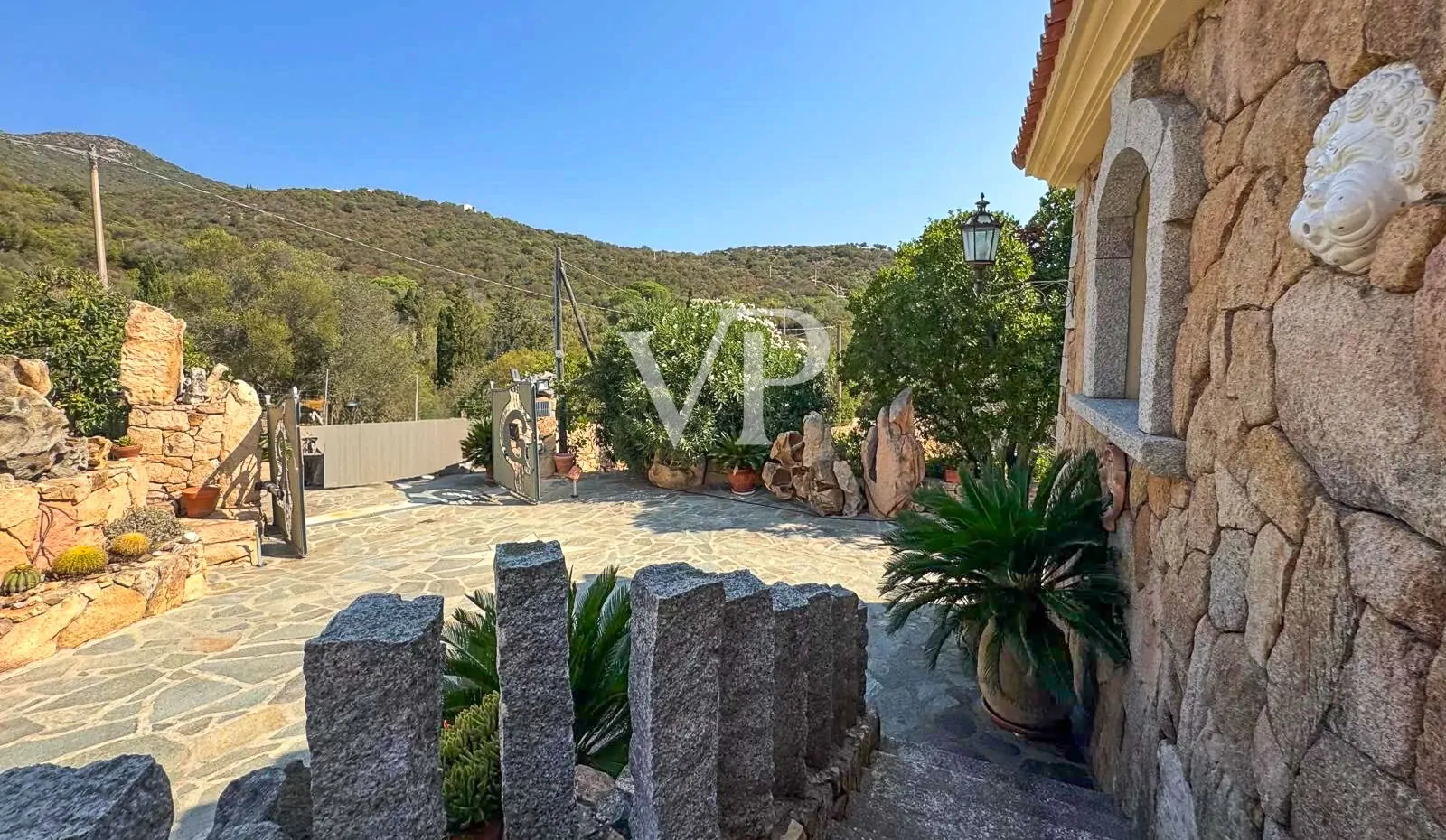 Natursteinvilla in Cugnana mit großen mediterranen Flächen