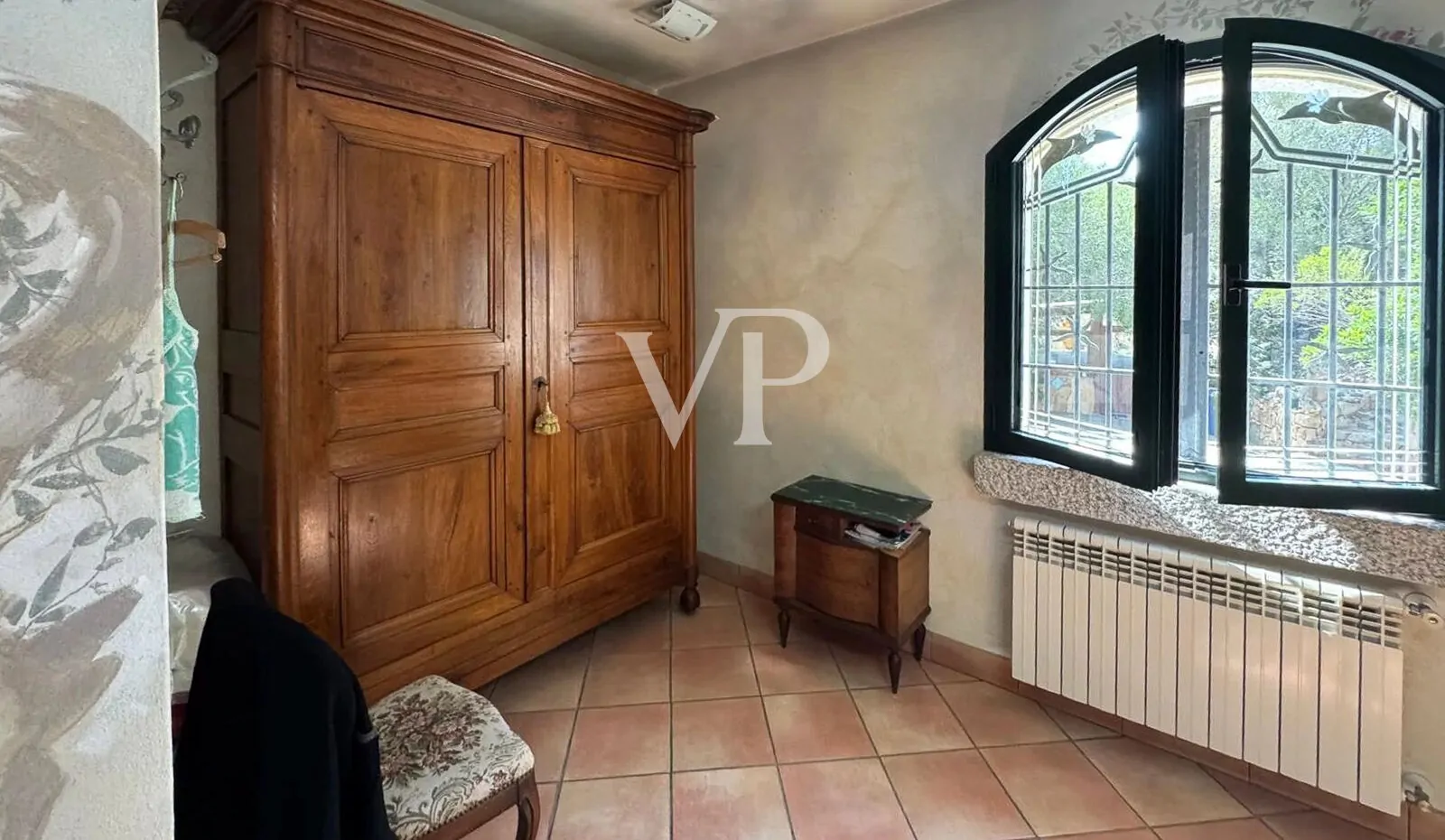 Natursteinvilla in Cugnana mit großen mediterranen Flächen