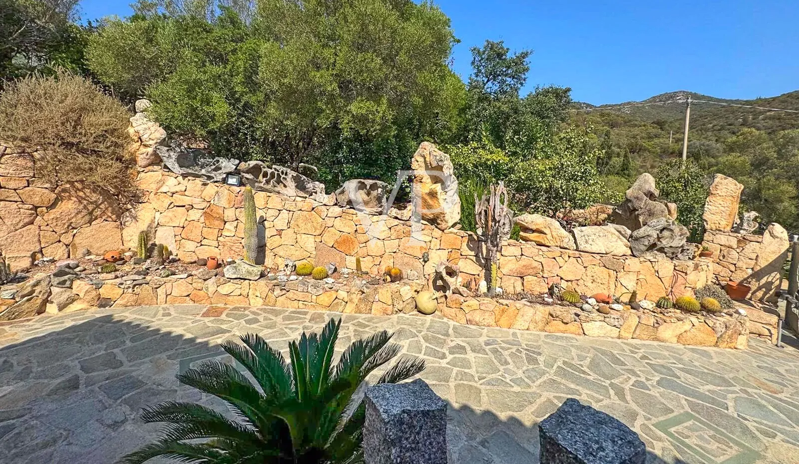 Natursteinvilla in Cugnana mit großen mediterranen Flächen