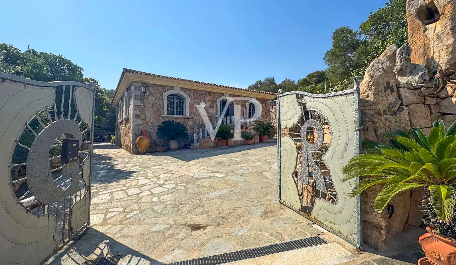 Natursteinvilla in Cugnana mit großen mediterranen Flächen