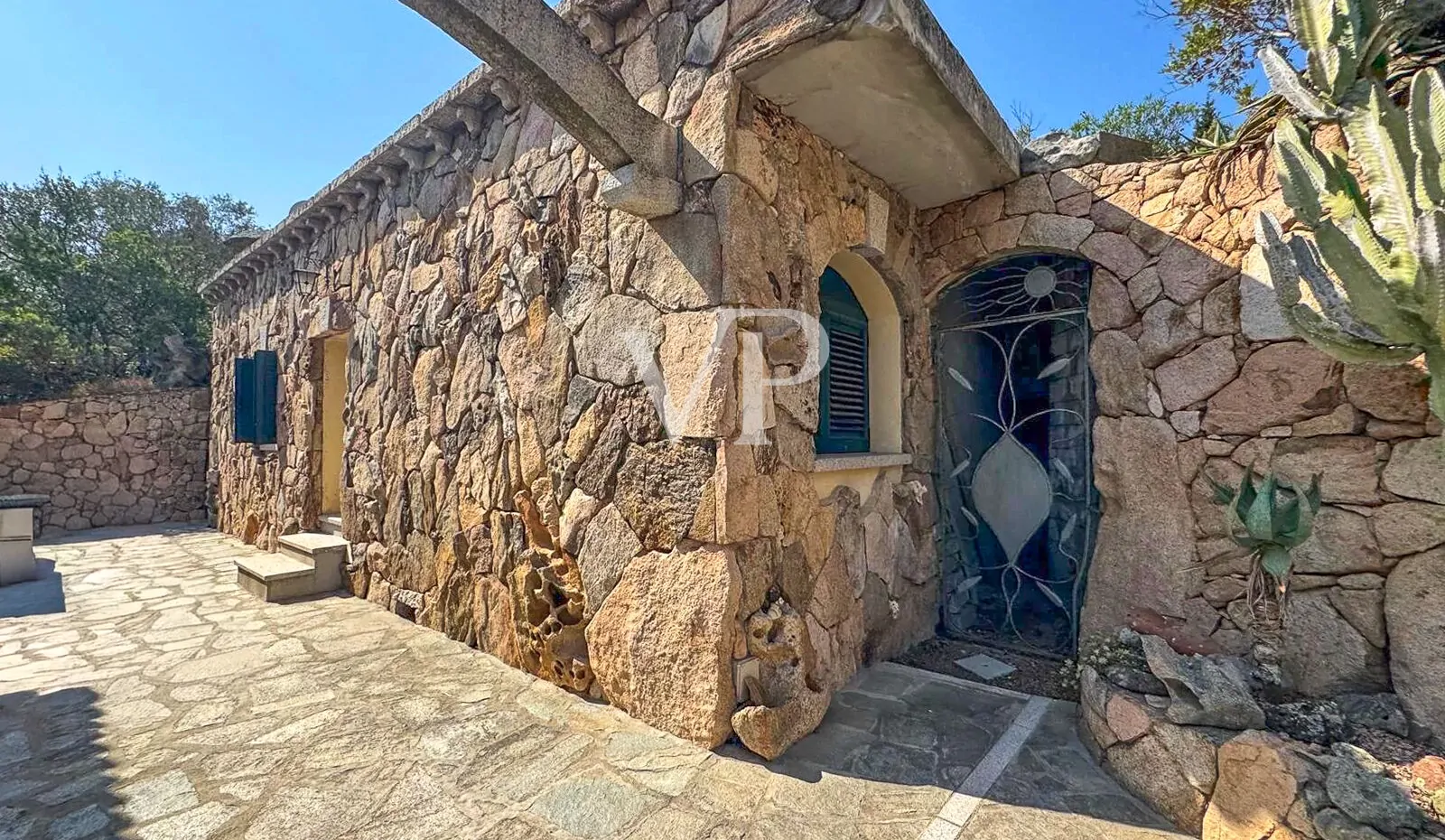 Natursteinvilla in Cugnana mit großen mediterranen Flächen