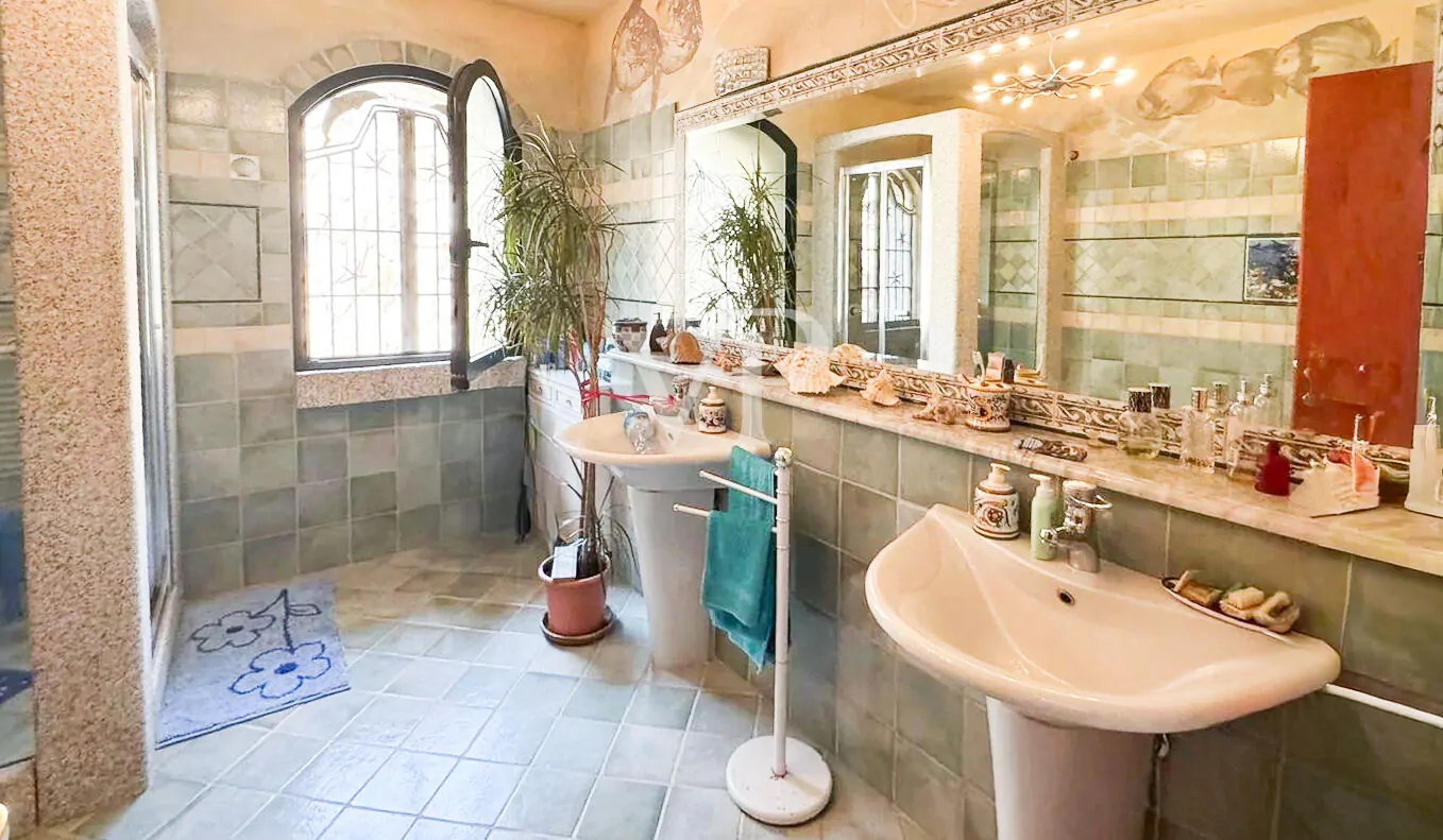 Natursteinvilla in Cugnana mit großen mediterranen Flächen