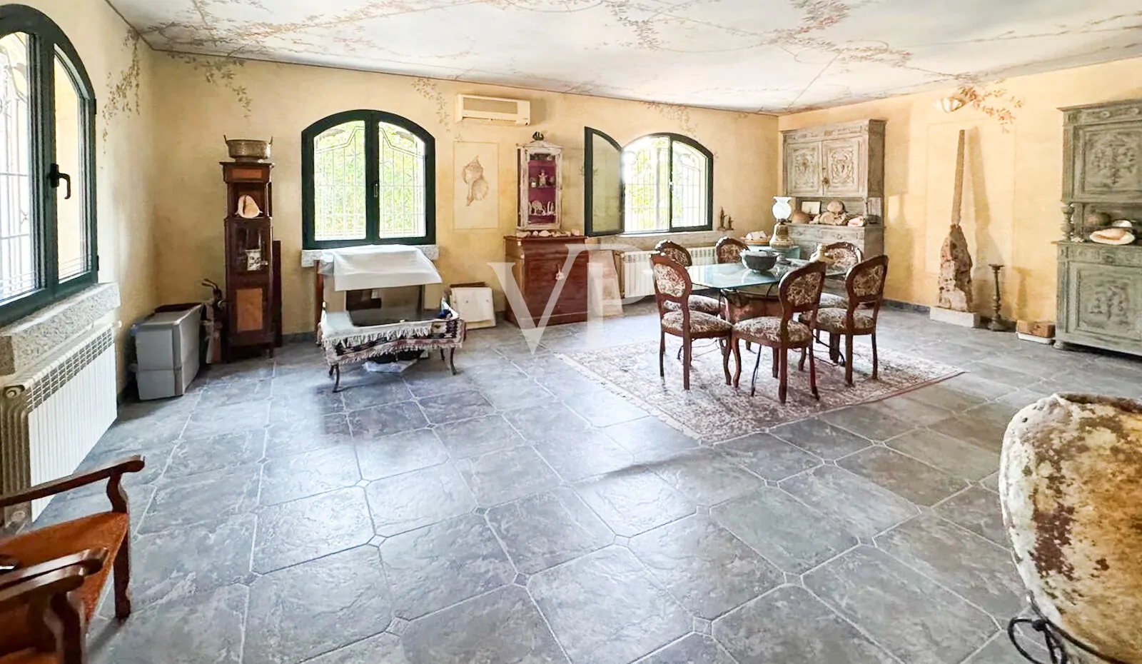 Natursteinvilla in Cugnana mit großen mediterranen Flächen